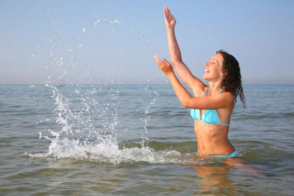 Genç kadın denizde sıçramasına — Stok fotoğraf
