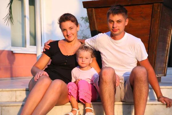 Rodzina siedzi na kroki — Zdjęcie stockowe