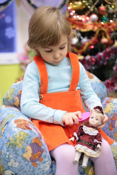Дівчина в дитячому садку з лялькою — стокове фото