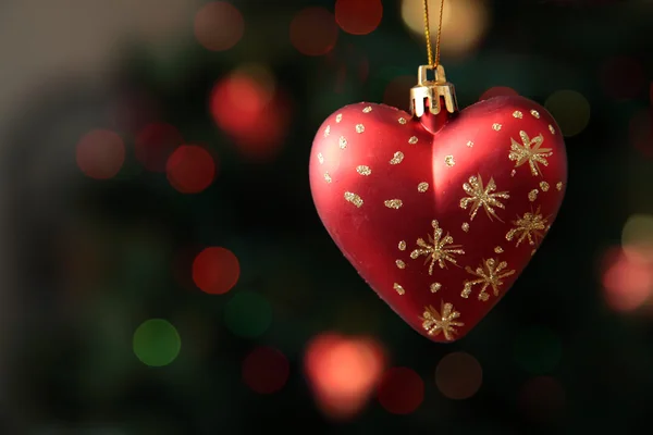 심장의 모양에 있는 크리스마스 트리 장식 — 스톡 사진