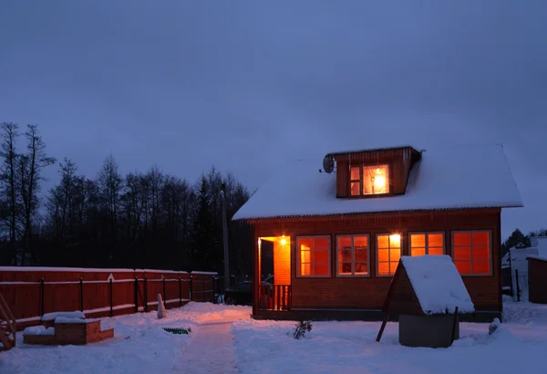 Εξοχική κατοικία στο χειμώνα βράδυ — Φωτογραφία Αρχείου