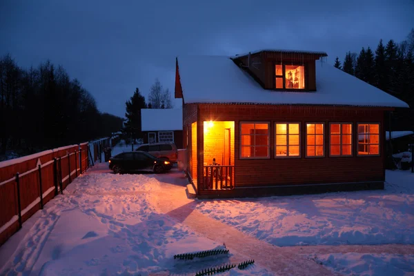 겨울 저녁의 컨트리 하우스 — 스톡 사진