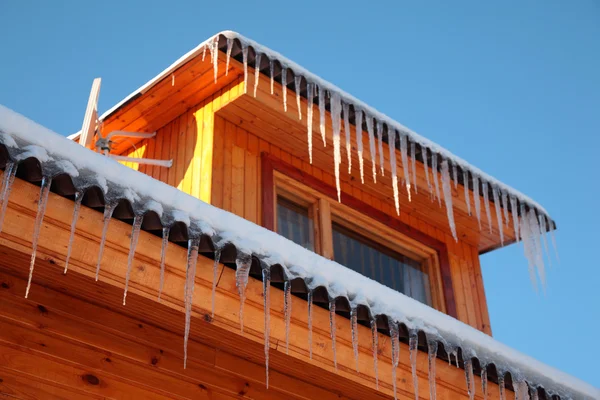 Telhado de casa com icicles — Fotografia de Stock