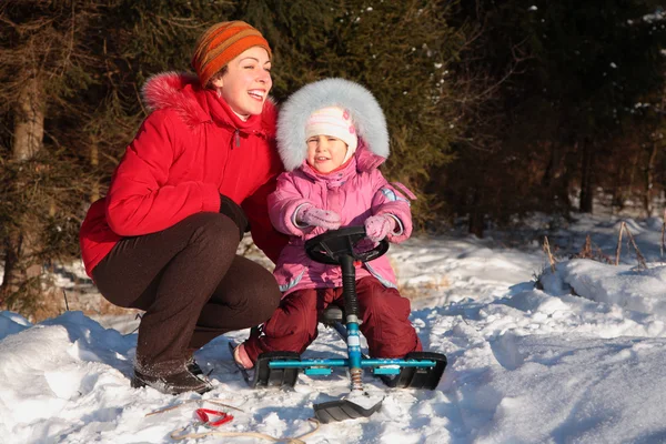Matka a dcera s sněžný skútr — Stock fotografie