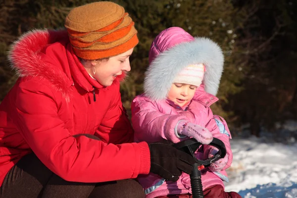 Moeder en dochter met sneeuwscooter — Stockfoto