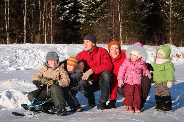 Rodina v lese v zimě — Stock fotografie
