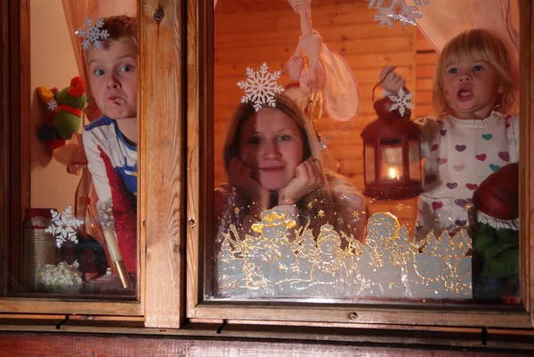 Pencerenin arkasında çocuk anne — Stok fotoğraf