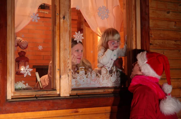 Anne ile kızı babası ile s takım elbise bakmak pencere arkasında — Stok fotoğraf