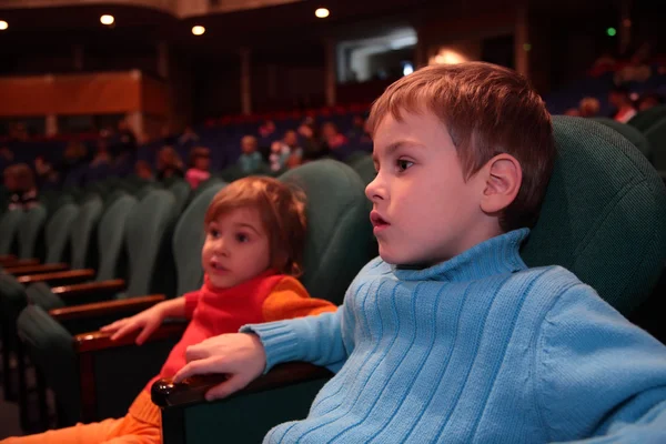 Chłopiec i dziewczynka w teatrze — Zdjęcie stockowe