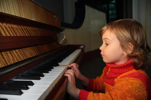 Kind für Klavier — Stockfoto