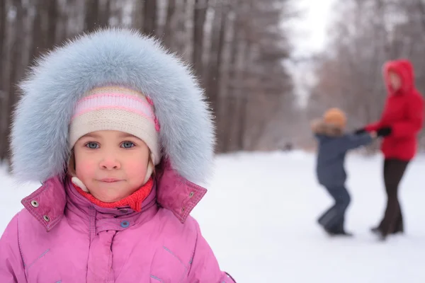 Маленькая девочка в парке зимой — стоковое фото