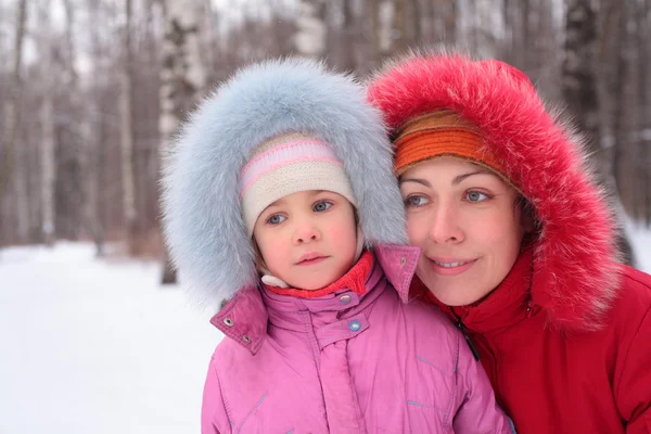 Matka s dítětem v lese v zimě — Stock fotografie