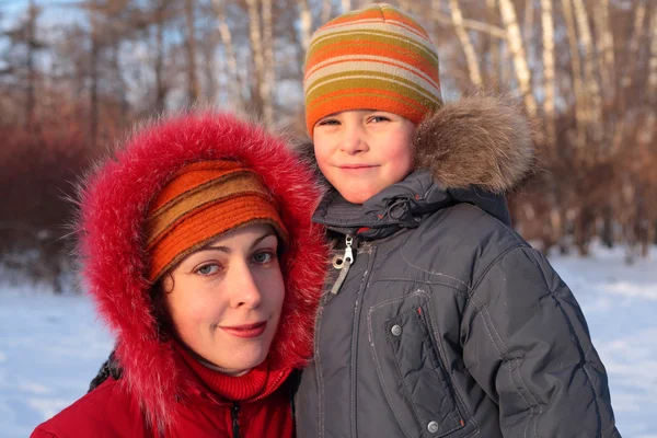 Мать с сыном в лесу зимой — стоковое фото