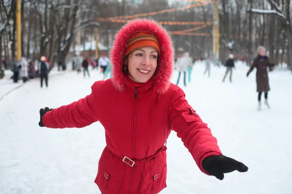 Genç kadın parkta buz pateni pisti üzerinde — Stok fotoğraf