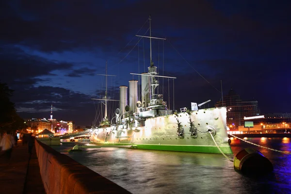 Крейсер "Аврора" ночью — стоковое фото