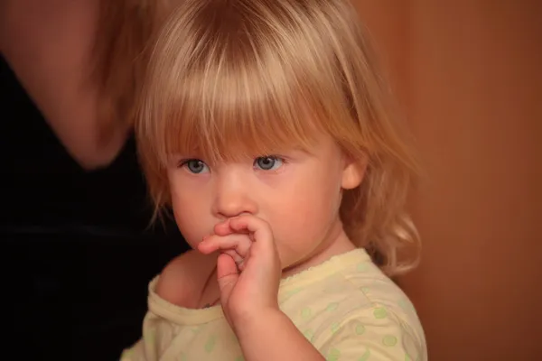 Серьёзная маленькая девочка — стоковое фото