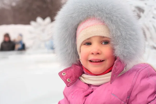 Κοριτσάκι σε εξωτερικούς χώρους το χειμώνα — Φωτογραφία Αρχείου