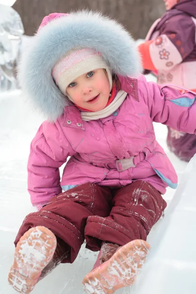 Menina rola para baixo na encosta do gelo — Fotografia de Stock