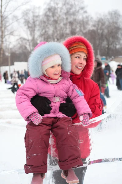 Девочка на ледяном склоне с мамой — стоковое фото