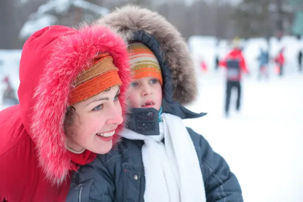 Mutter mit Sohn ohne Vorderzähne im Winter draußen — Stockfoto