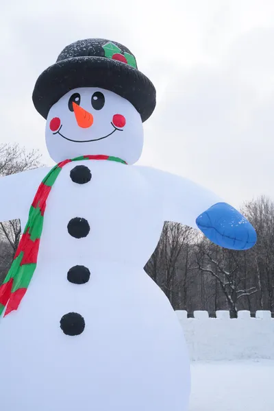 Muñeco de nieve inflable en el parque —  Fotos de Stock