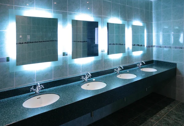 Washstands in openbaar toilet — Stockfoto