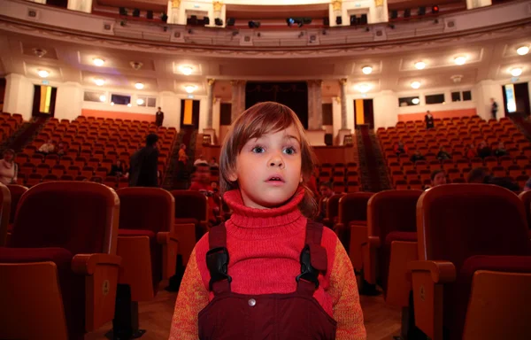 Criança no teatro — Fotografia de Stock