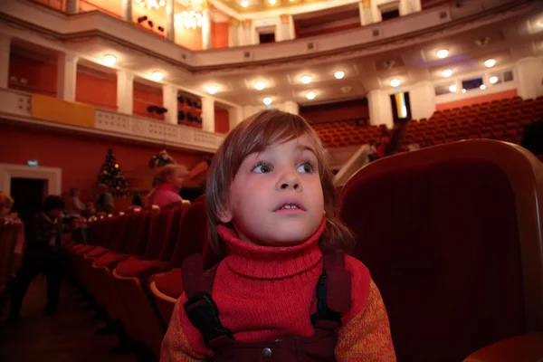 Little girl sits in theater — Stock Photo, Image