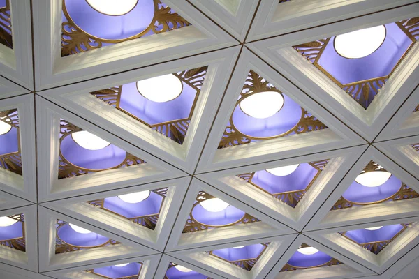 Потолок с лампами — стоковое фото
