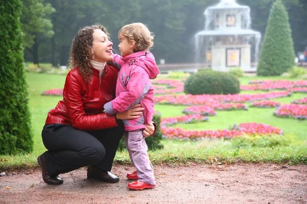 Mother with daughter in park — Stock Photo, Image