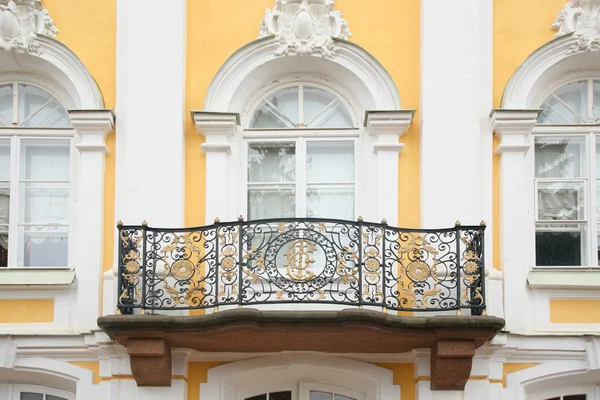 Барокко балкон на фасаде дома — стоковое фото