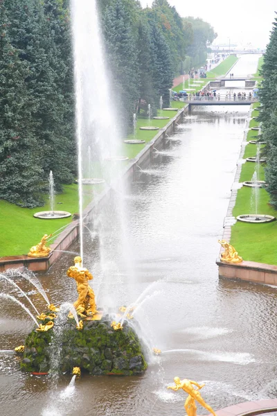 Канал с фонтаном в Петергофе — стоковое фото