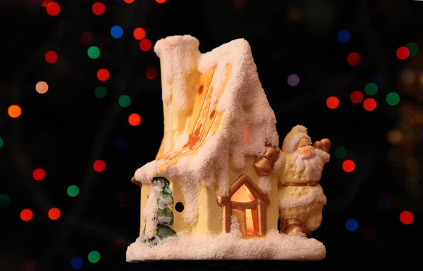 산타 클로스와 함께 장난감 작은 집 — 스톡 사진