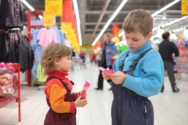 Дети в супермаркете — стоковое фото
