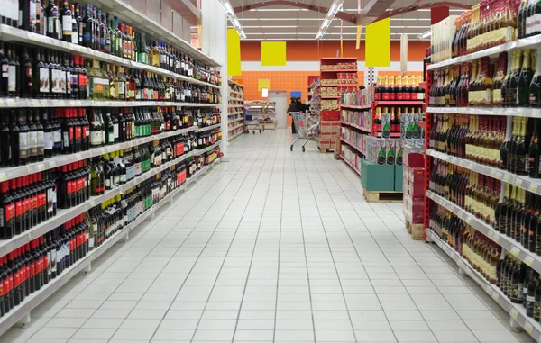 Departamento de vinho no supermercado — Fotografia de Stock