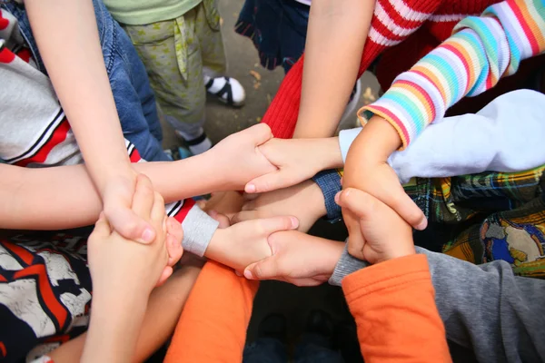 Kinder haben sich die Hände gekreuzt — Stockfoto