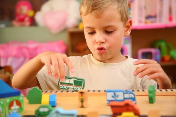 Chłopiec gra w sali zabaw — Zdjęcie stockowe