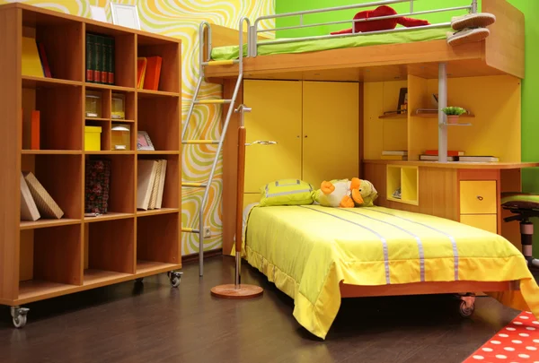 Детская комната с двуспальной кроватью — стоковое фото