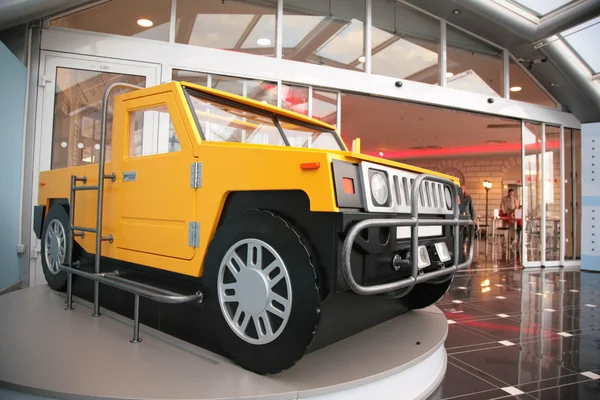 Model of off-road vehicle at entrance into shopping center — Stock Photo, Image
