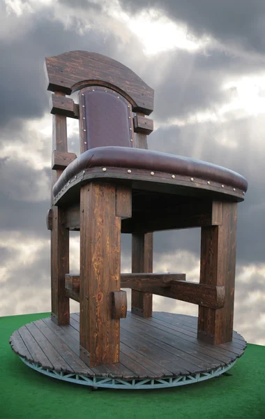 Enorme sedia in legno — Foto Stock