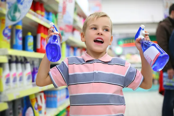 Chłopiec w regionie chemicznych domowego w sklepie — Zdjęcie stockowe