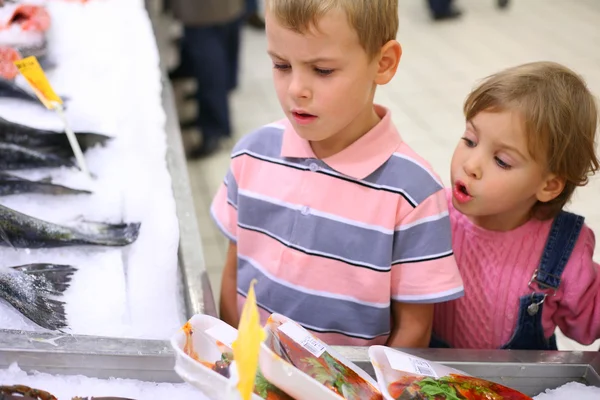 Kinder im Supermarkt — Stockfoto