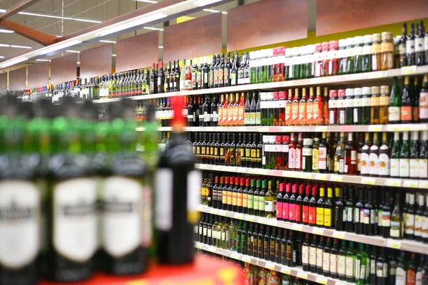 Regály s vínem v obchodě — Stock fotografie