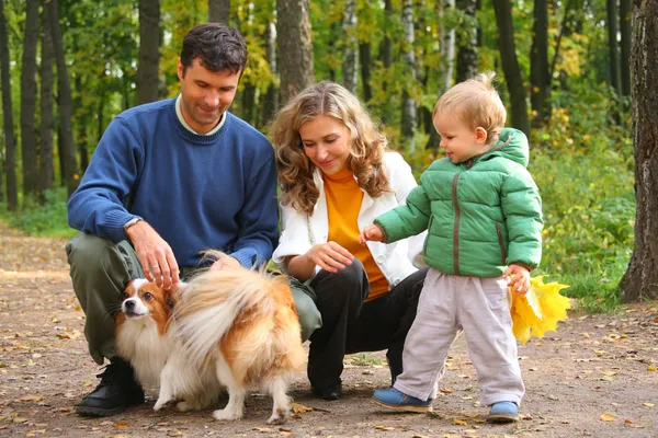 Familie im Herbstpark — Stockfoto