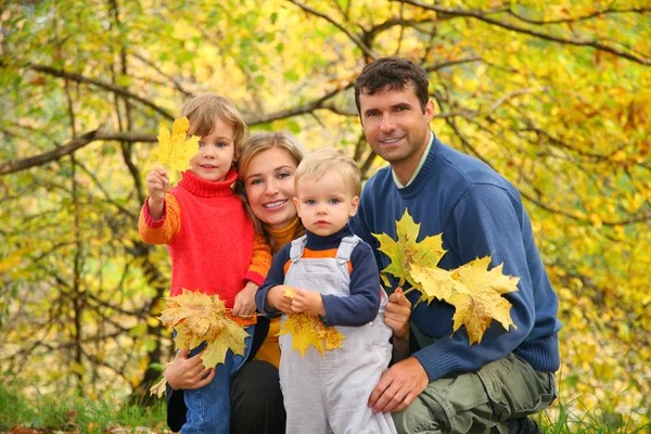 Família no parque de outono — Fotografia de Stock