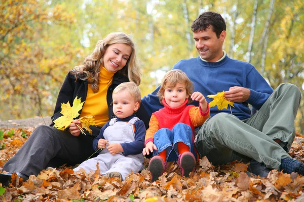 Rodina v podzimním parku — Stock fotografie