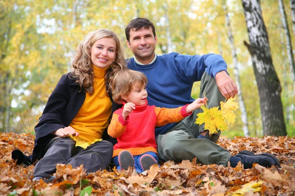 Familia en el parque de otoño — Foto de Stock