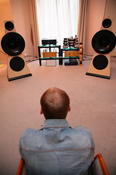 Člověk poslouchá hudbu z vinylu — Stock fotografie