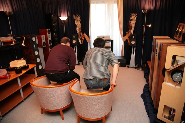 Dwóch mężczyzn w pokoju z systemem audio hi-end — Zdjęcie stockowe