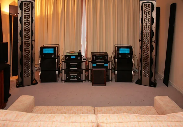 Комната для прослушивания музыки с помощью hi-end системы — стоковое фото